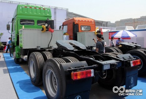 天然氣重型卡車(chē)優(yōu)勢向左劣勢朝右