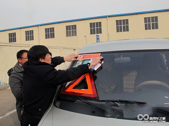 交警大隊對農村微型面包車(chē)粘貼核載提示牌 商用車(chē)之家訊