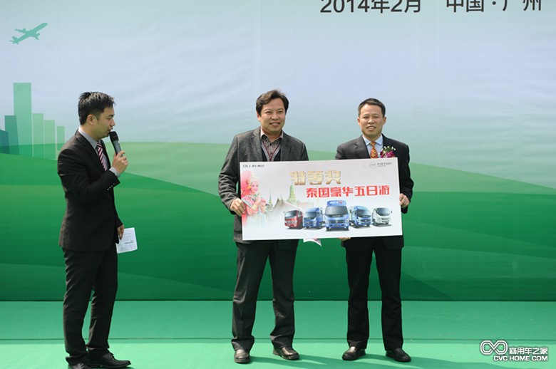 福田汽車(chē)奧鈴事業(yè)本部營(yíng)銷(xiāo)公司品牌總監周業(yè)軍先生為一等獎獲獎?wù)哳C獎