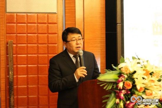 福田汽車(chē)集團副總裁、歐輝客車(chē)事業(yè)部常務(wù)副總經(jīng)理范現軍介紹企業(yè)情況  商用車(chē)之家訊