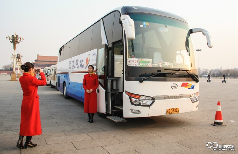 兩會(huì )禮儀和靚麗“國車(chē)”龍威合影 商用車(chē)之家