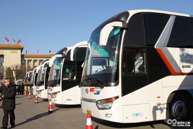 龍威“跑”兩會(huì )剪影1 商用車(chē)之家