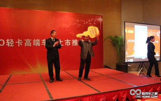 中國重汽輕卡銷(xiāo)售部總經(jīng)理助理房澤強向用戶(hù)移交新車(chē)