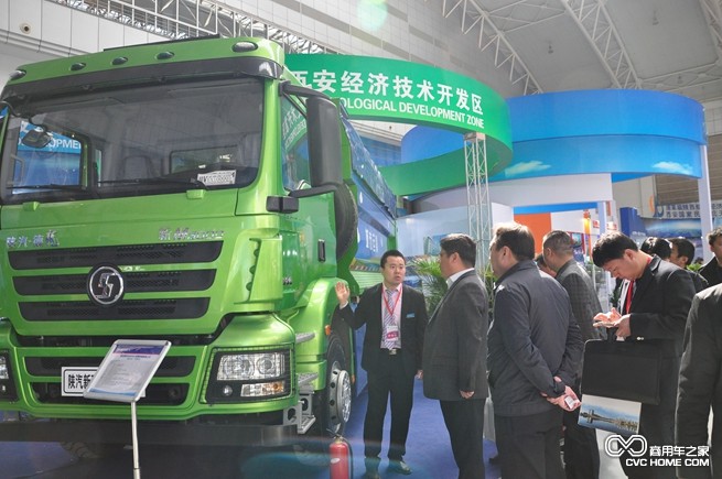 陜汽工作人員向客商介紹陜汽雙燃料節能環(huán)保智能渣土車(chē)
