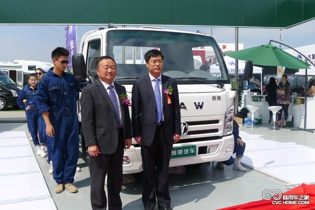 姜衛東(左一)在奧馳A3前 商用車(chē)之家訊