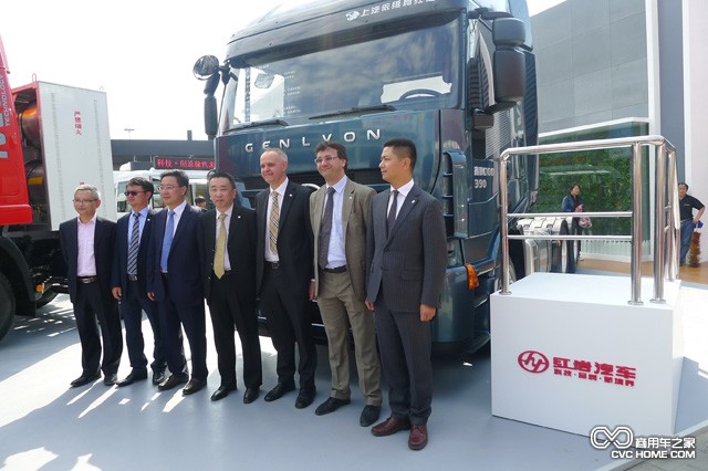 上依紅中外管理、技術(shù)團隊在杰獅C100暢途版牽引車(chē)合影（右四熊偉銘）
