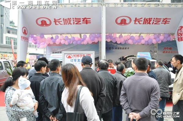 長(cháng)城展位的訂車(chē)龍虎榜被圍得水泄不通. 商用車(chē)之家