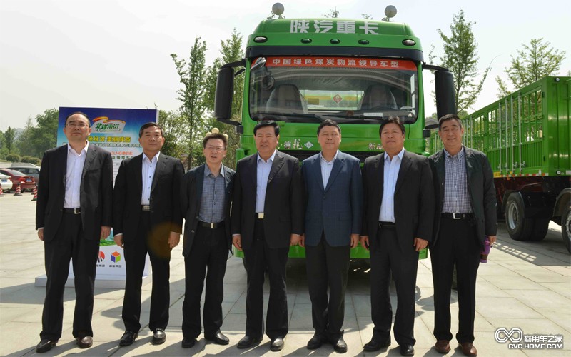 陜西省政府副省長(cháng)李金柱與各位領(lǐng)導在陜汽天然氣重卡前合影
