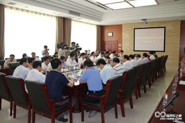 中通客車(chē)總經(jīng)理孫慶民與聊城大學(xué)副校長(cháng)孫蘭雨簽署合作協(xié)議 商用車(chē)之家