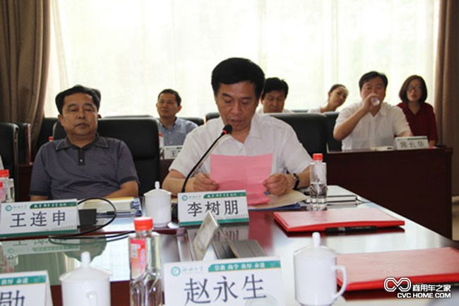 中通客車(chē)董事長(cháng)李樹(shù)朋介紹與聊大合作情況 商用車(chē)之家