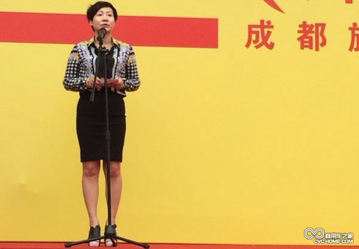 殼牌(中國)有限公司車(chē)用潤滑油西區銷(xiāo)售總監汪鍇女士在開(kāi)業(yè)儀式上講話(huà) 商用車(chē)之家