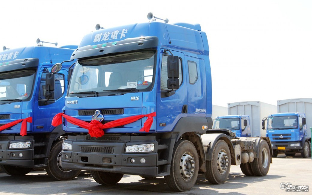 現場(chǎng)交付的霸龍6x2車(chē)型 商用車(chē)之家