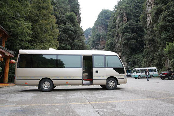 側圍裝飾條不但有效保護車(chē)身側圍受到意外摩擦，同時(shí)增添車(chē)身側圍美觀(guān)性 商用車(chē)