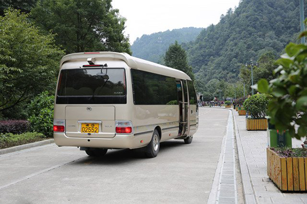 前后玻璃均采用黑帶處理，整體視覺(jué)優(yōu)雅尊貴 江淮寶斯通