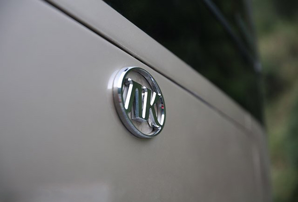 車(chē)前臉上的銀色安凱標志簡(jiǎn)練醒目 寶斯通輕客