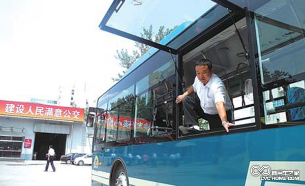 濟南4700多輛公交車(chē)窗改為推拉式 方便逃生 商用車(chē)之家
