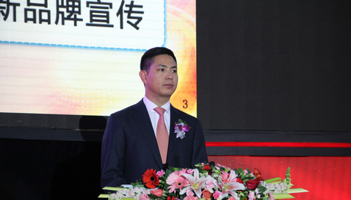 曹宗強在會(huì )議中做了市場(chǎng)報告