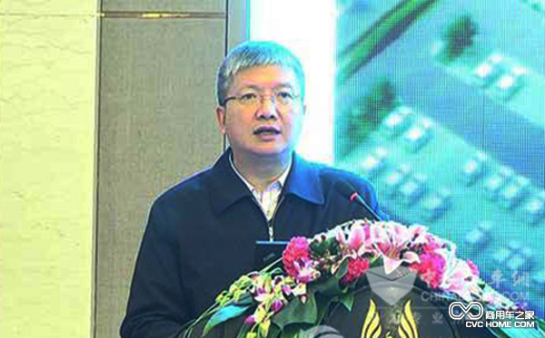 中國道路運輸協(xié)會(huì )城市客運分會(huì )副理事長(cháng)胡劍平