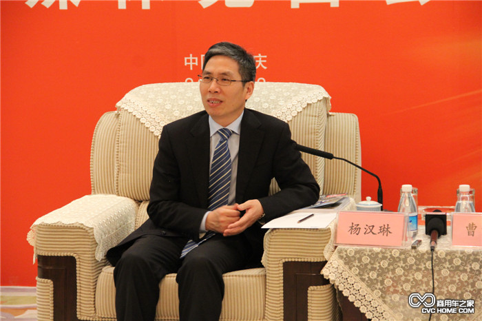 上汽依維柯紅巖總經(jīng)理楊漢琳接受媒體采訪(fǎng)