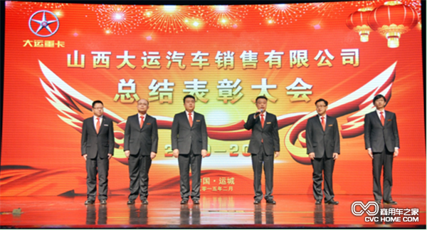 銷(xiāo)售公司總經(jīng)理姜宇翔攜公司高層領(lǐng)導向全體員工致謝并送上新春祝福