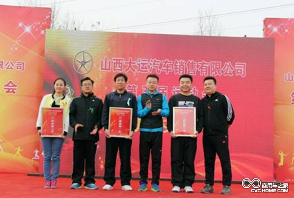 姜總、劉副總和王副總為獲得冠、亞、季軍的團隊代表頒獎