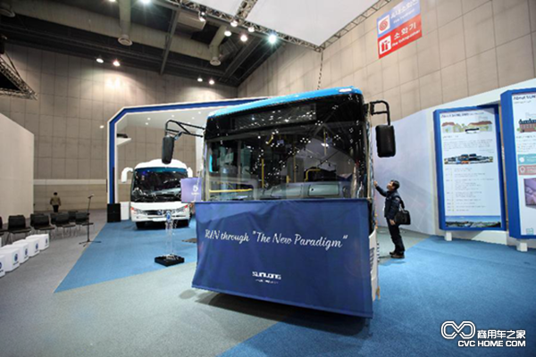 申龍攜自主研發(fā)客車(chē)亮相首爾國際車(chē)展
