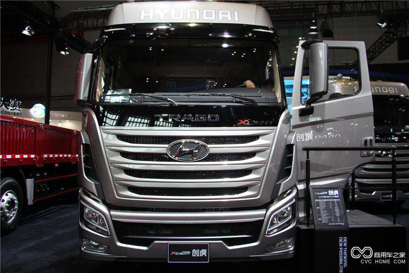 2015上海車(chē)展 四川現代創(chuàng  )虎6*4牽引車(chē)