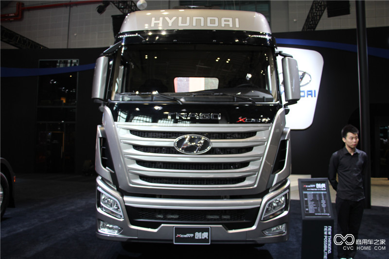 2015上海車(chē)展 四川現代創(chuàng  )虎6*2牽引車(chē)