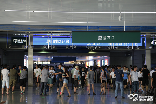 廈門(mén)火車(chē)站南到大廳人潮涌動(dòng).png