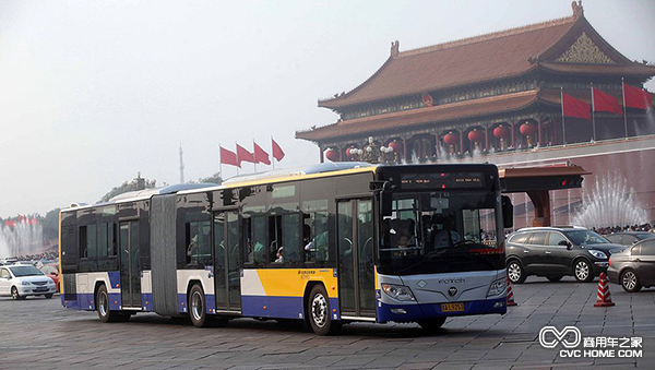 限行期公交日均加車(chē)400部 增發(fā)3300余車(chē)次