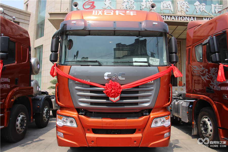 聯(lián)合卡車(chē)新U系400馬力6*4LNG牽引車(chē)