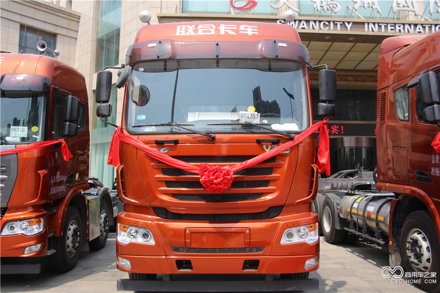 聯(lián)合卡車(chē)新V系340馬力6*2LNG牽引車(chē)