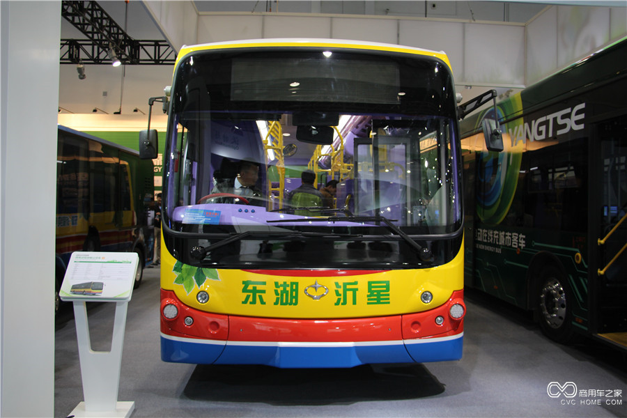 2015節能與新能源成果展 東湖純電動(dòng)低地板公交車(chē)