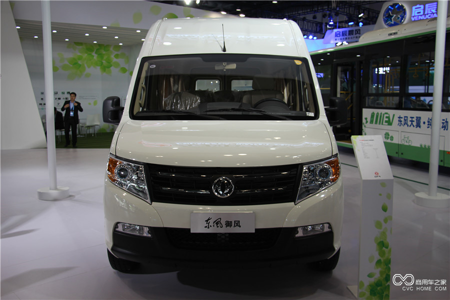 2015節能與新能源成果展 東風(fēng)御風(fēng)純電動(dòng)客車(chē)