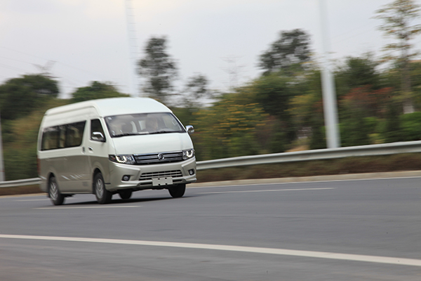 6 高速行駛時(shí)車(chē)身穩定性很強.jpg