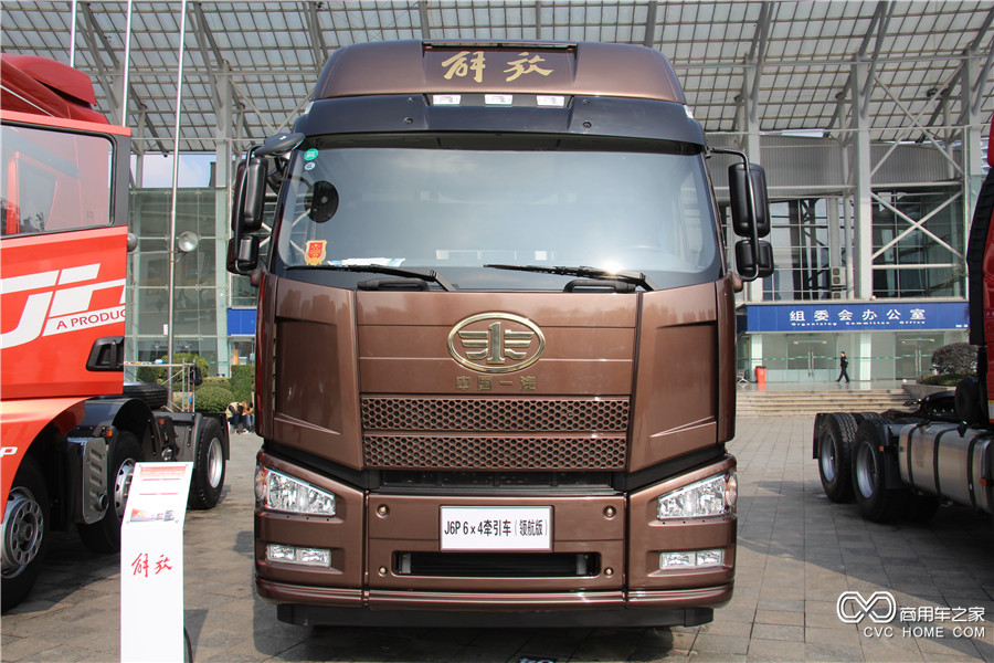 2016解放商務(wù)年會(huì )展車(chē) J6P 6*4領(lǐng)航版牽引車(chē)