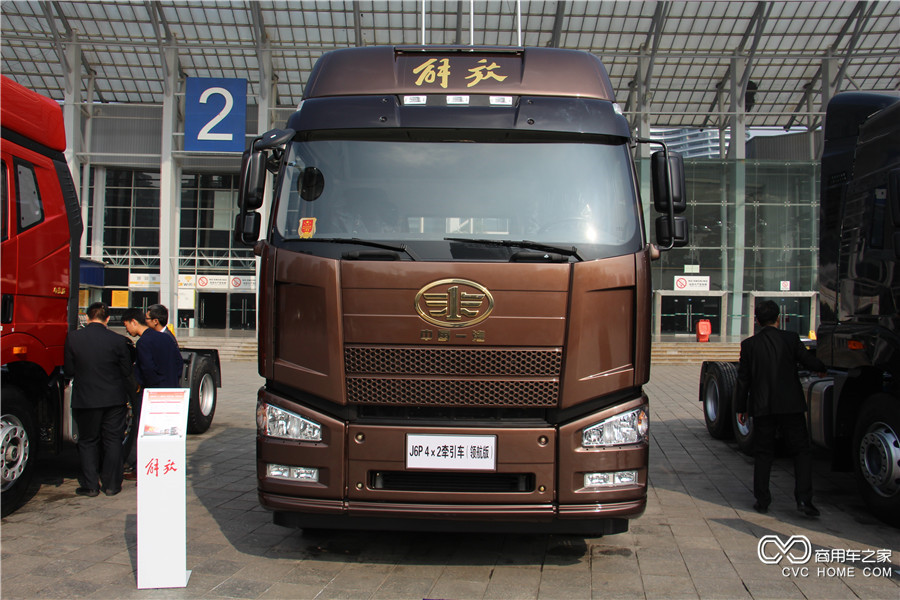 2016解放商務(wù)年會(huì )展車(chē) J6P 4*2領(lǐng)航版牽引車(chē)