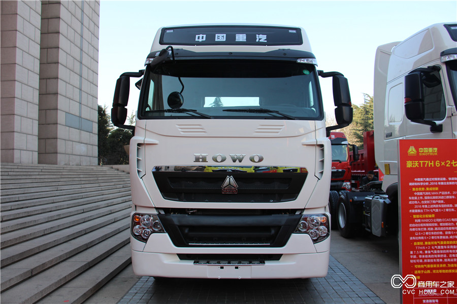 2016中國重汽商務(wù)年會(huì )展車(chē) 豪沃T7H 6*2七氣囊牽引車(chē)
