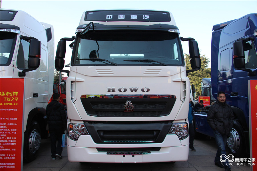 2016中國重汽商務(wù)年會(huì )展車(chē) 豪沃T7H 6*4 13升LNG牽引車(chē)