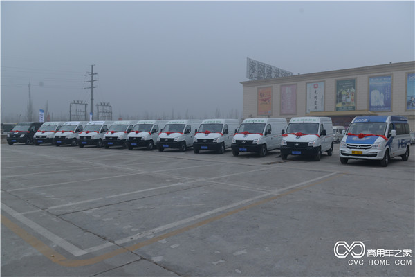 北京首資新能源攜手上汽大通等多家企業(yè)啟動(dòng)綠色物流運營(yíng)模式-交車(chē)車(chē)隊1.jpg
