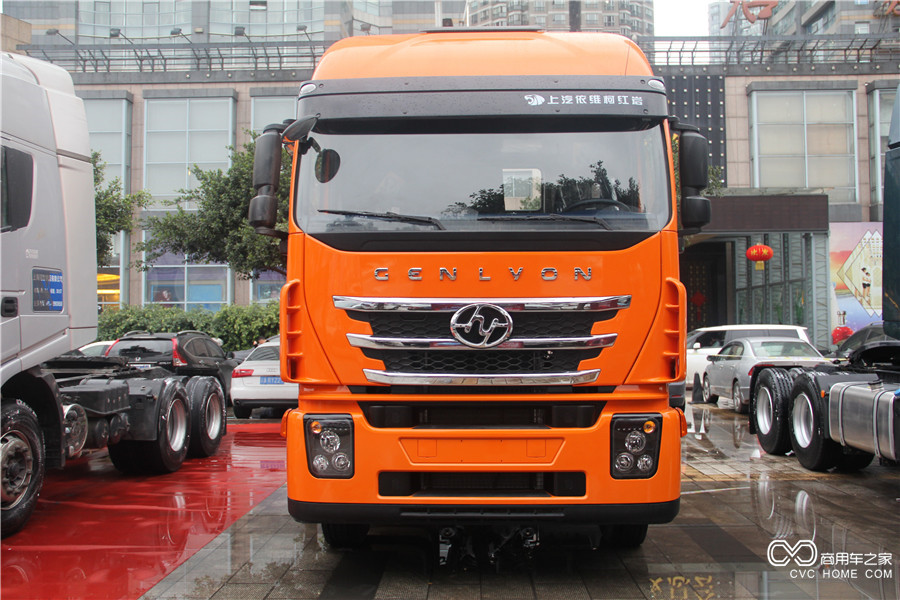 2016上汽依維柯紅巖年會(huì )展車(chē) 全新杰獅6*4 480 牽引車(chē)