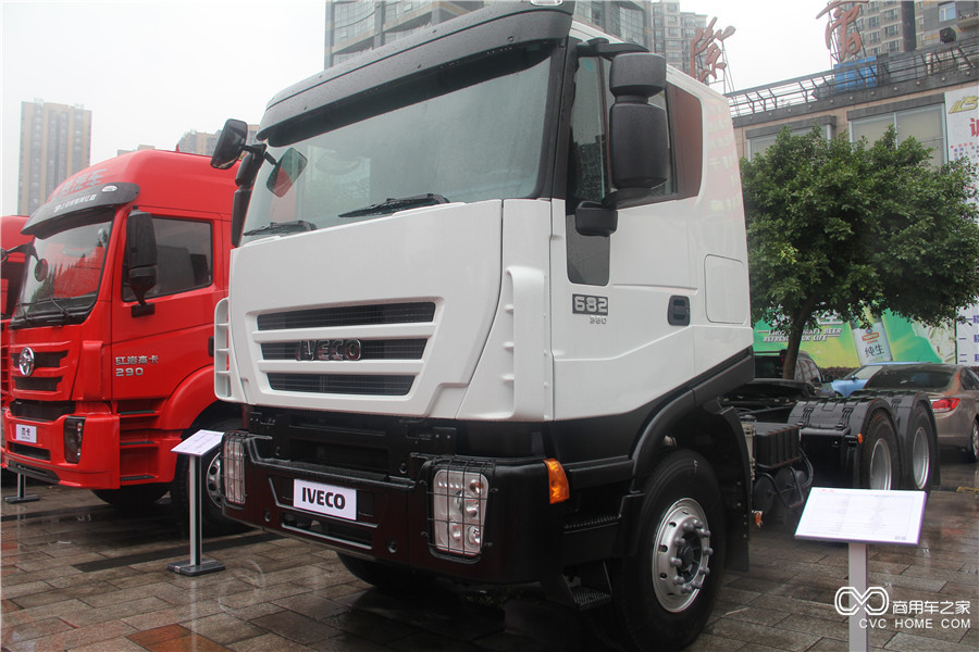 2016上汽依維柯紅巖年會(huì )展車(chē) 全新杰獅682牽引車(chē)