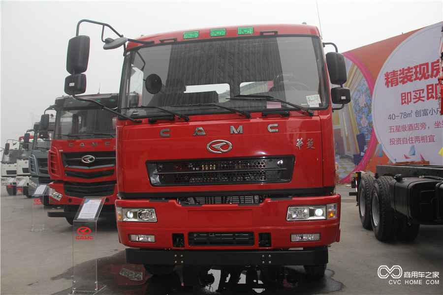 2016華菱星馬年會(huì )展車(chē) 華菱重卡隨車(chē)起重運輸車(chē)