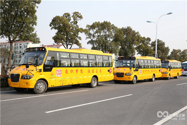 即將駛向泰安的海格校車(chē)車(chē)隊.JPG