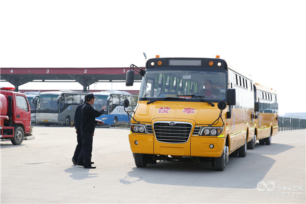 泰安交運集團寧陽(yáng)分公司人員提車(chē)出廠(chǎng).JPG
