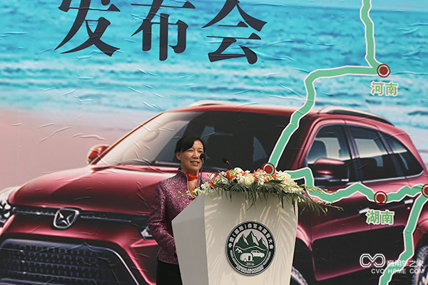 10、洛陽(yáng)市人民政府副秘書(shū)長(cháng)朱晶瑩致辭.jpg