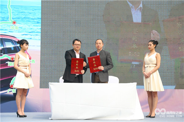 12、李元勝先生（中右）攜手邱楠先生（中左）共同簽署采購意向書(shū).jpg