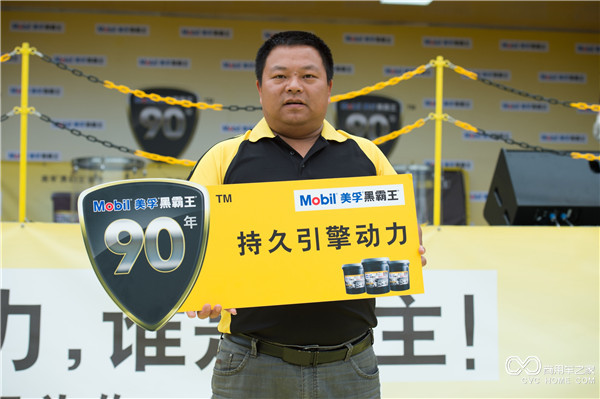 ?？松梨谑跈嘟?jīng)銷(xiāo)商展開(kāi)現場(chǎng)促銷(xiāo)與司機近距離溝通.jpg