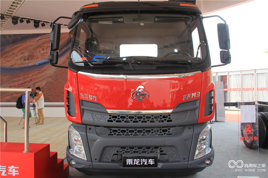 2016北京車(chē)展 柳汽乘龍M3B 6*2 自卸車(chē)底盤(pán)