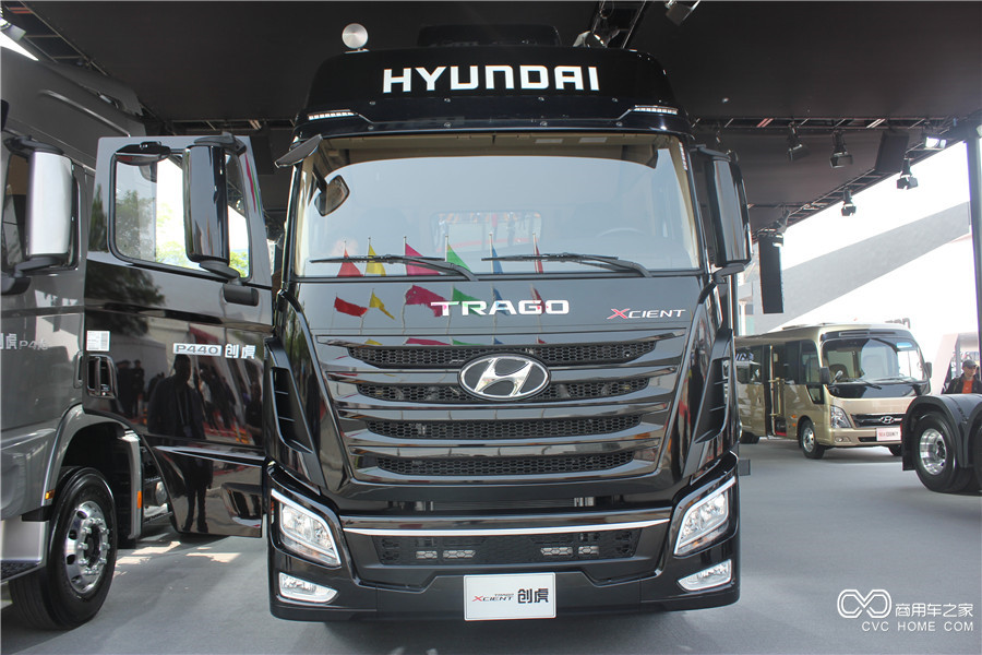 2016北京車(chē)展 四川現代創(chuàng  )虎P440 6*2 提升橋牽引車(chē)